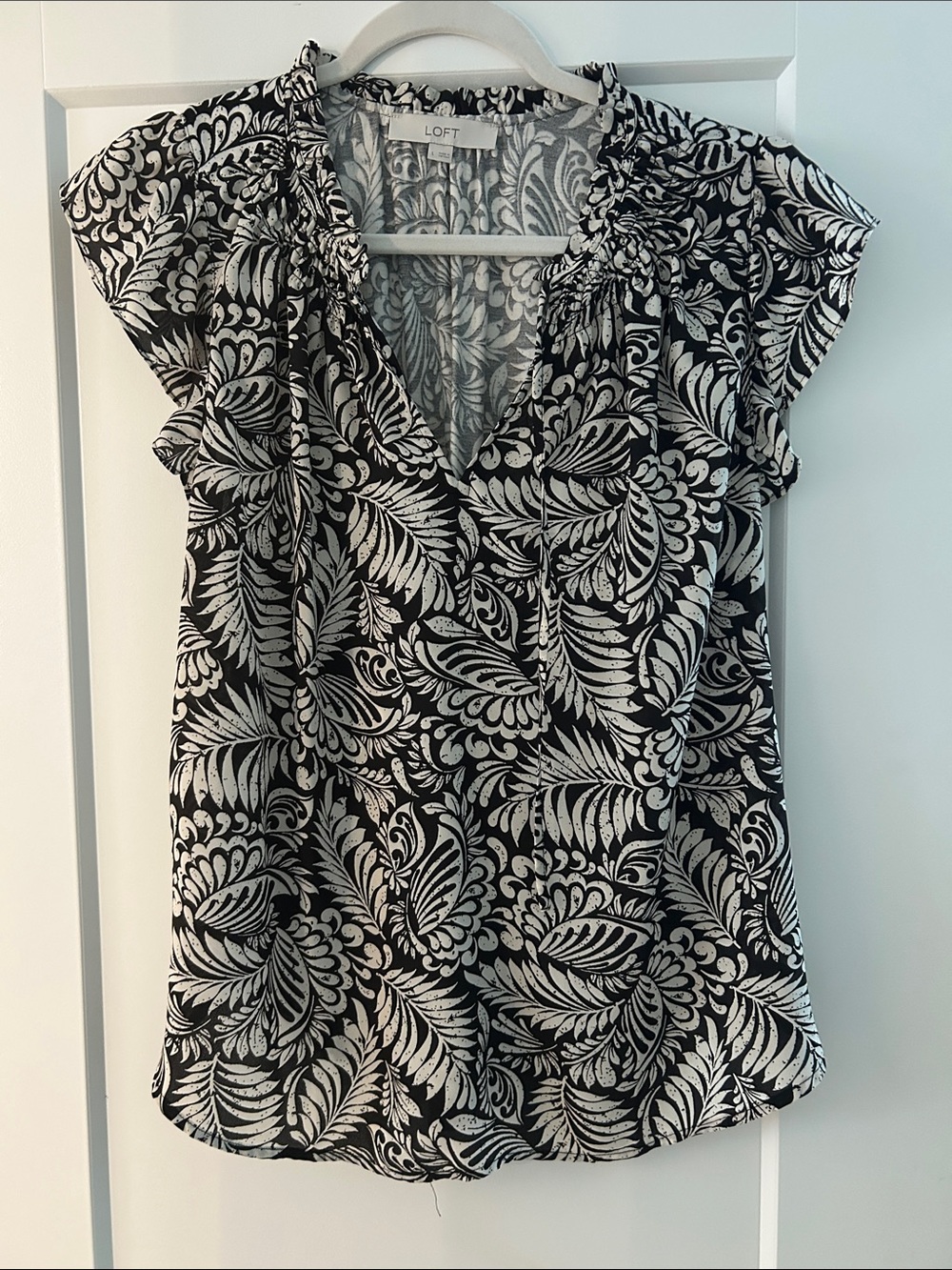LOFT Black & White Leaf-Print Ruffled V-Neck Blouse